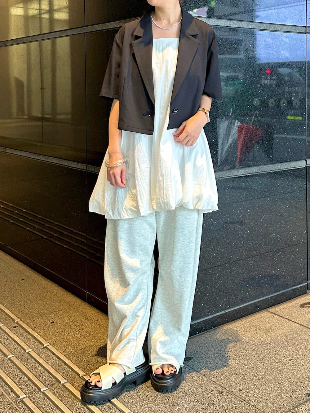 「モノトーン、サンダル、雨の日コーデ、お出かけコーデ、低身長コーデ、厚底サンダル、初夏コーデ、ワンピース、バルーンスカート、ジャケット、半袖ジャケット、ママコーデ、ママファッション、カジュアル、カジュアルコーデ」｜「mysticのカーブスウェットパンツ（スウェットパンツ、グレー系）」を使った、YURIさん（骨格ウェーブ・レディース・153cm）の春コーディネートの3枚目の写真