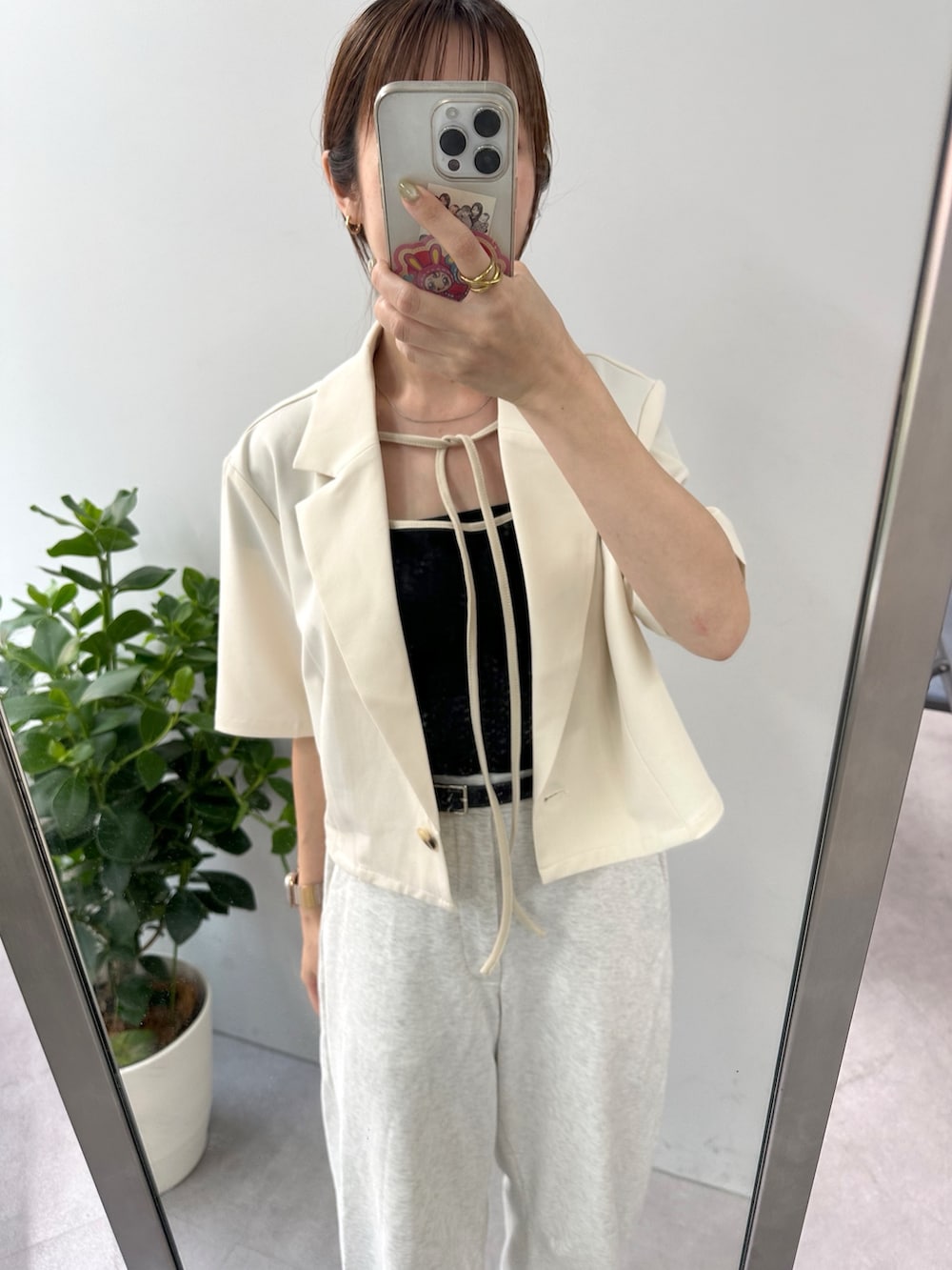 「サンダル、大人コーデ、低身長女子、夏服コーデ、ジャケット、ジャケットコーデ、スウェット、スウェットパンツ、チョーカー、チョーカートップス、ミスティック(mystic)、ママコーデ、ママファッション、カジュアル、カジュアルコーデ」｜「mysticのカーブスウェットパンツ（スウェットパンツ、グレー系）」を使った、YURIさん（骨格ウェーブ・レディース・153cm）の春コーディネートの2枚目の写真