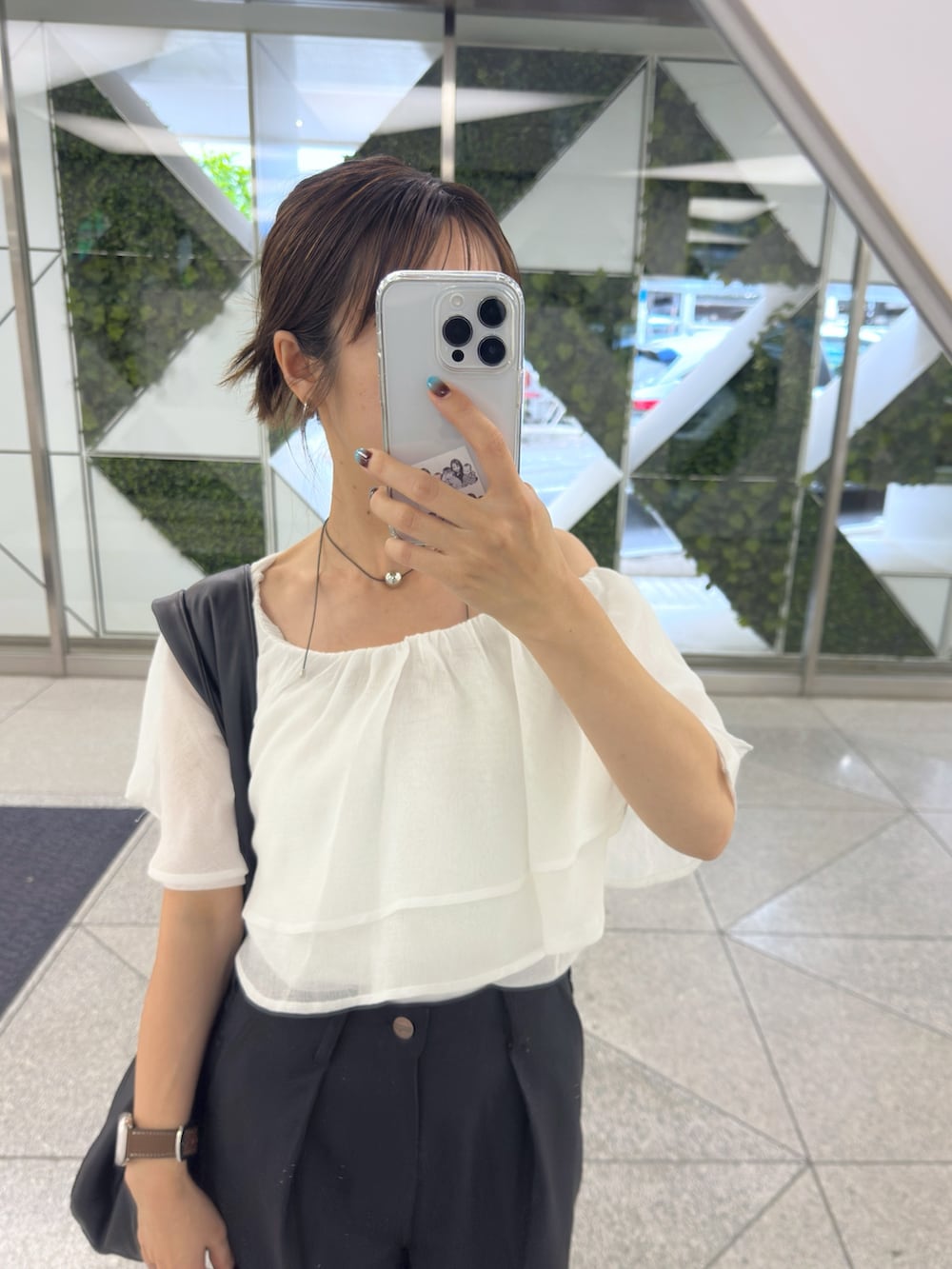 「夏ルックで気分アップ、きれいめカジュアル、夏コーデ、シンプルコーデ、シアートップス、サンダル、モノトーン、夏服コーデ、おでかけコーデ、パンツコーデ、30代コーデ、ブラウス、スラックス、黒パンツ、白ブラウス」｜「mysticの【５日間限定価格】シアーフリルオフショルブラウス（シャツ/ブラウス、ホワイト系）」を使った、YURIさん（骨格ウェーブ・レディース・153cm）の夏コーディネートの2枚目の写真