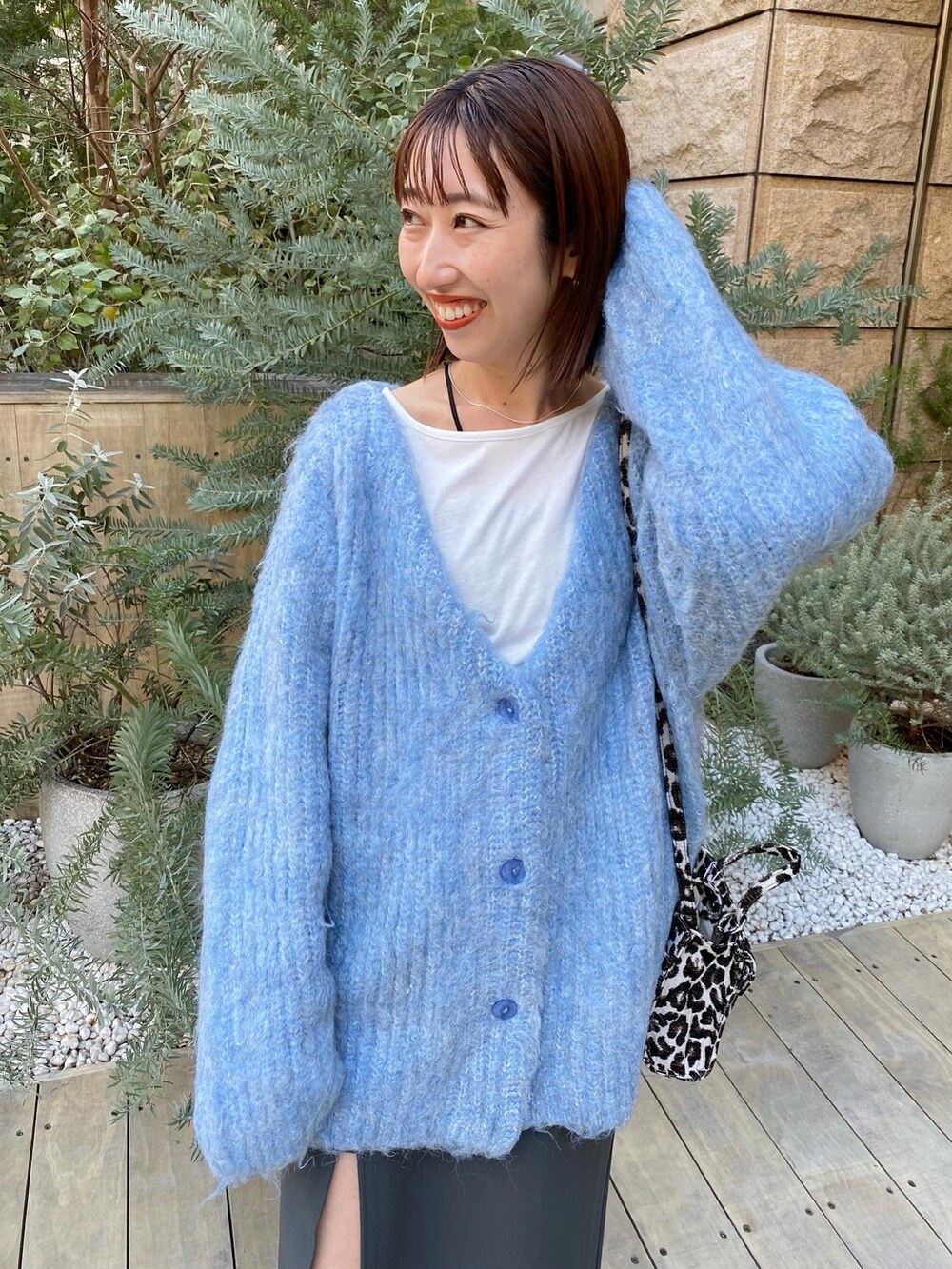 「大人カジュアル、カーディガン、ママコーデ、スカパン、ロングブーツ、ママファッション、ブルー、ブーツ、低身長、シャギーカーディガン、ミスティック(mystic)、きれいめカジュアル、大人女子、ロングスカート、私の推しブランド」｜「mysticの【新色追加！】ウール混シャギーカーディガン（カーディガン/ボレロ、ブルー系）」を使った、YURIさん（レディース・153cm）の冬コーディネートの3枚目の写真