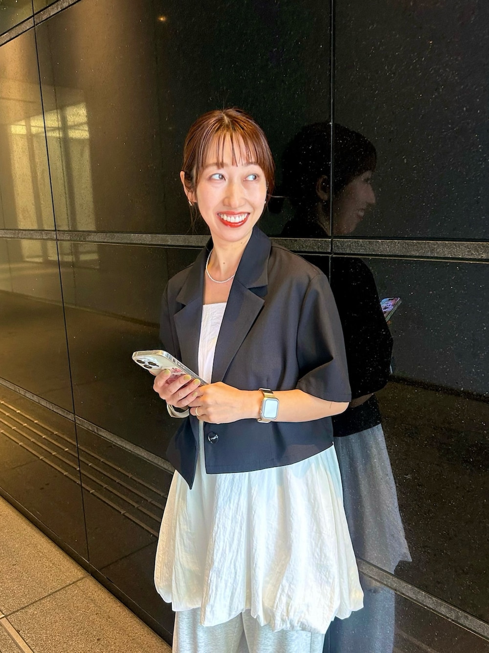 「モノトーン、サンダル、雨の日コーデ、お出かけコーデ、低身長コーデ、厚底サンダル、初夏コーデ、ワンピース、バルーンスカート、ジャケット、半袖ジャケット、ママコーデ、ママファッション、カジュアル、カジュアルコーデ」｜「mysticのカーブスウェットパンツ（スウェットパンツ、グレー系）」を使った、YURIさん（骨格ウェーブ・レディース・153cm）の春コーディネートの2枚目の写真