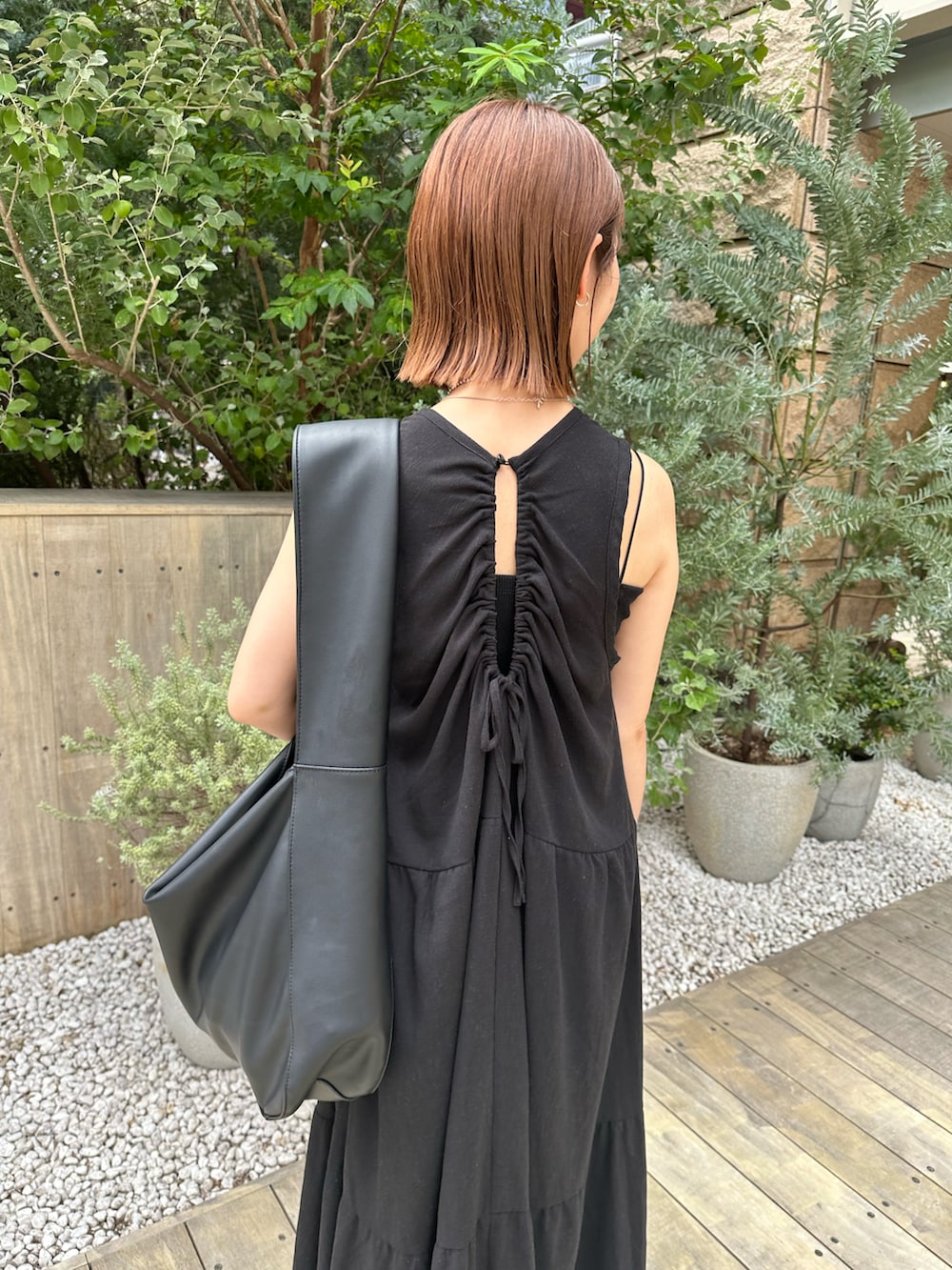 「ウーフォス、oofos、夏ファッション、ワンピース、黒ワンピ、ノースリーブワンピース、ノースリーブ、大人女子、夏服、モノトーン、ブラックコーデ、ブラック、おでかけコーデ、シンプル、低身長」｜「mysticの【サイズ展開あり】バックシャンティアードワンピース（ワンピース、ブラック系）」を使った、YURIさん（レディース・153cm）の夏コーディネートの3枚目の写真