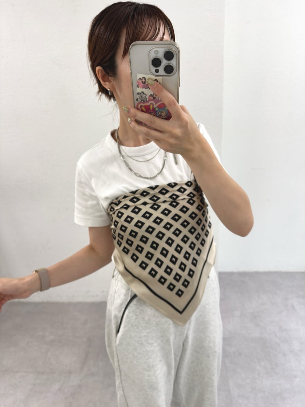 「夏コーデ、白Tシャツ、お出かけコーデ、プチプラ、大人カジュアルコーデ、骨格ウェーブ、30代コーデ、UNIQLO、ユニクロ、ママコーデ、ママファッション、スカーフ、ビスチェ、スウエットパンツ、レイヤードスタイル」｜「mysticのプリントスカーフ（バンダナ/スカーフ、ブラック系）」を使った、YURIさん（骨格ウェーブ・レディース・153cm）の夏コーディネートの2枚目の写真