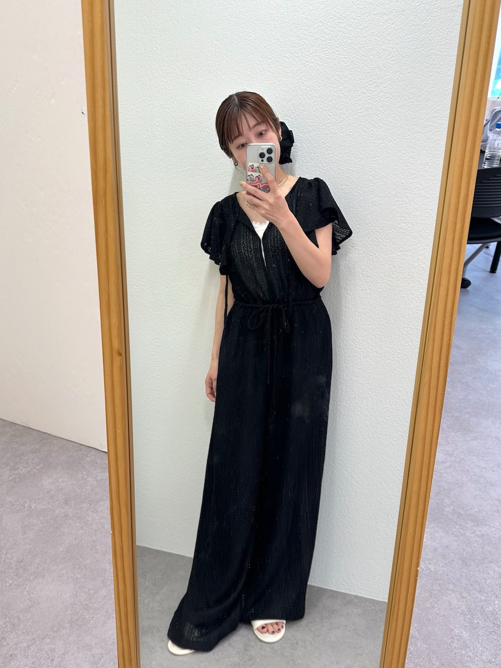 「サンダル、モノトーン、デートコーデ、きれいめカジュアル、ブラックコーデ、オールインワン、サロペット、夏コーデ、夏、おでかけコーデ、ママコーデ、ママファッション、楽チンコーデ、楽ちんコーデ、カジュアル」｜「mysticのメッシュレースオールインワン（サロペット/オーバーオール、ブラック系）」を使った、YURIさん（骨格ウェーブ・レディース・153cm）の夏コーディネートの3枚目の写真