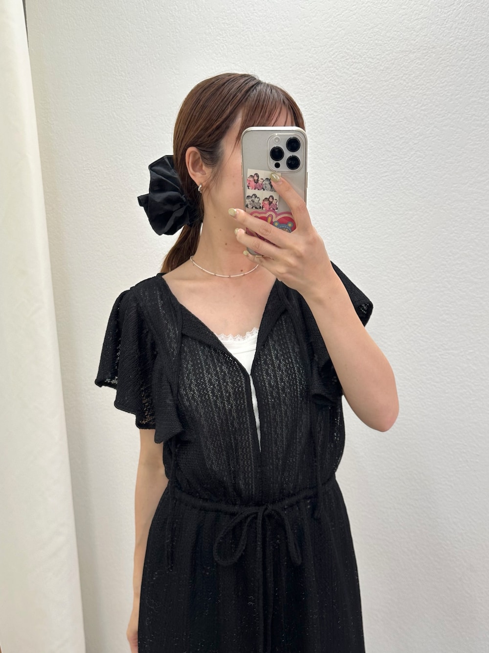 「サンダル、モノトーン、デートコーデ、きれいめカジュアル、ブラックコーデ、オールインワン、サロペット、夏コーデ、夏、おでかけコーデ、ママコーデ、ママファッション、楽チンコーデ、楽ちんコーデ、カジュアル」｜「mysticのメッシュレースオールインワン（サロペット/オーバーオール、ブラック系）」を使った、YURIさん（骨格ウェーブ・レディース・153cm）の夏コーディネートの2枚目の写真