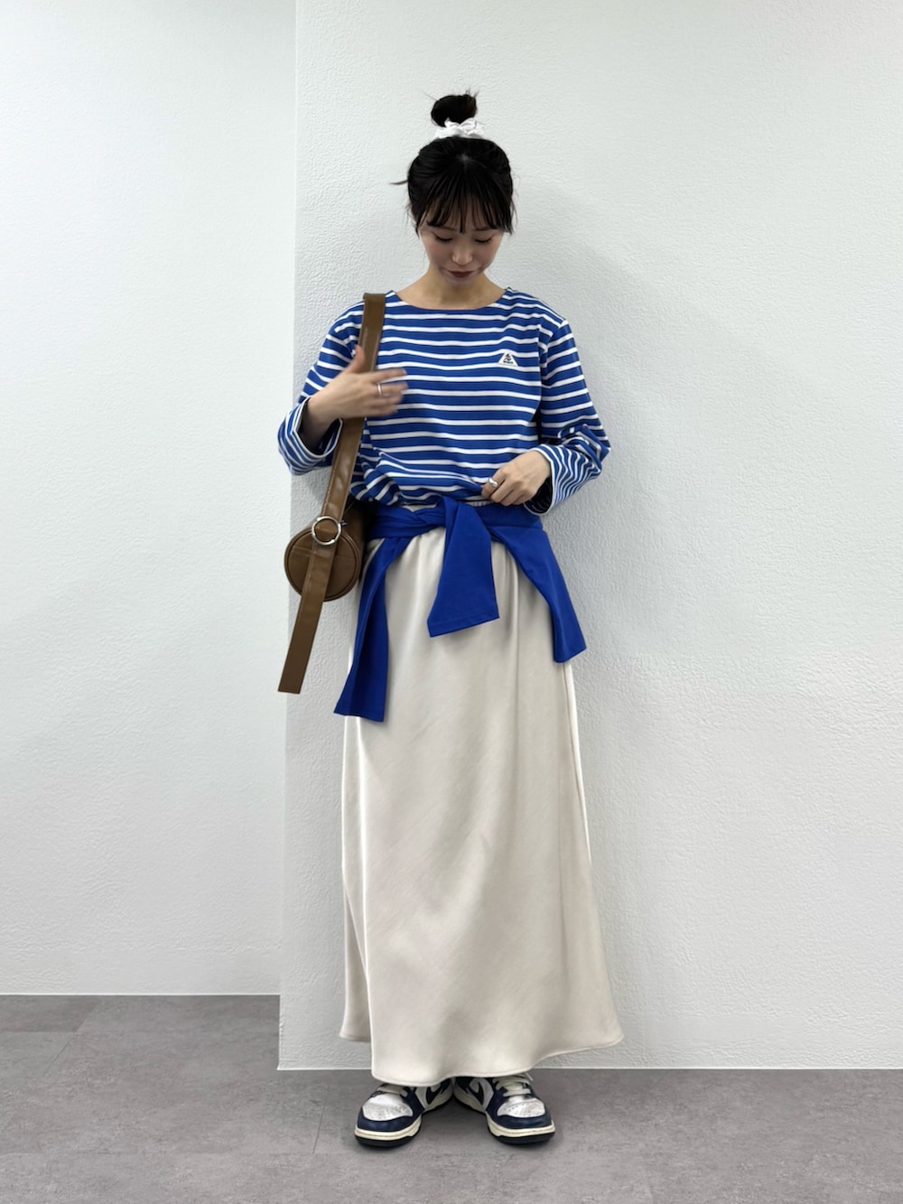 「プチプラ、春色、春服コーデ、大人かわいい、お出かけコーデ、きれいめコーデ、春、カラーコーデ、サテンスカート、スカート、スカートスタイル、ボーダー、ボーダートップス、GEVACO、青」｜「GEVACOの【GEVACO】ボートネックボーダーロンTEE（Tシャツ/カットソー、ブルー系）」を使った、てりおさん（レディース・162cm）の春コーディネートの2枚目の写真