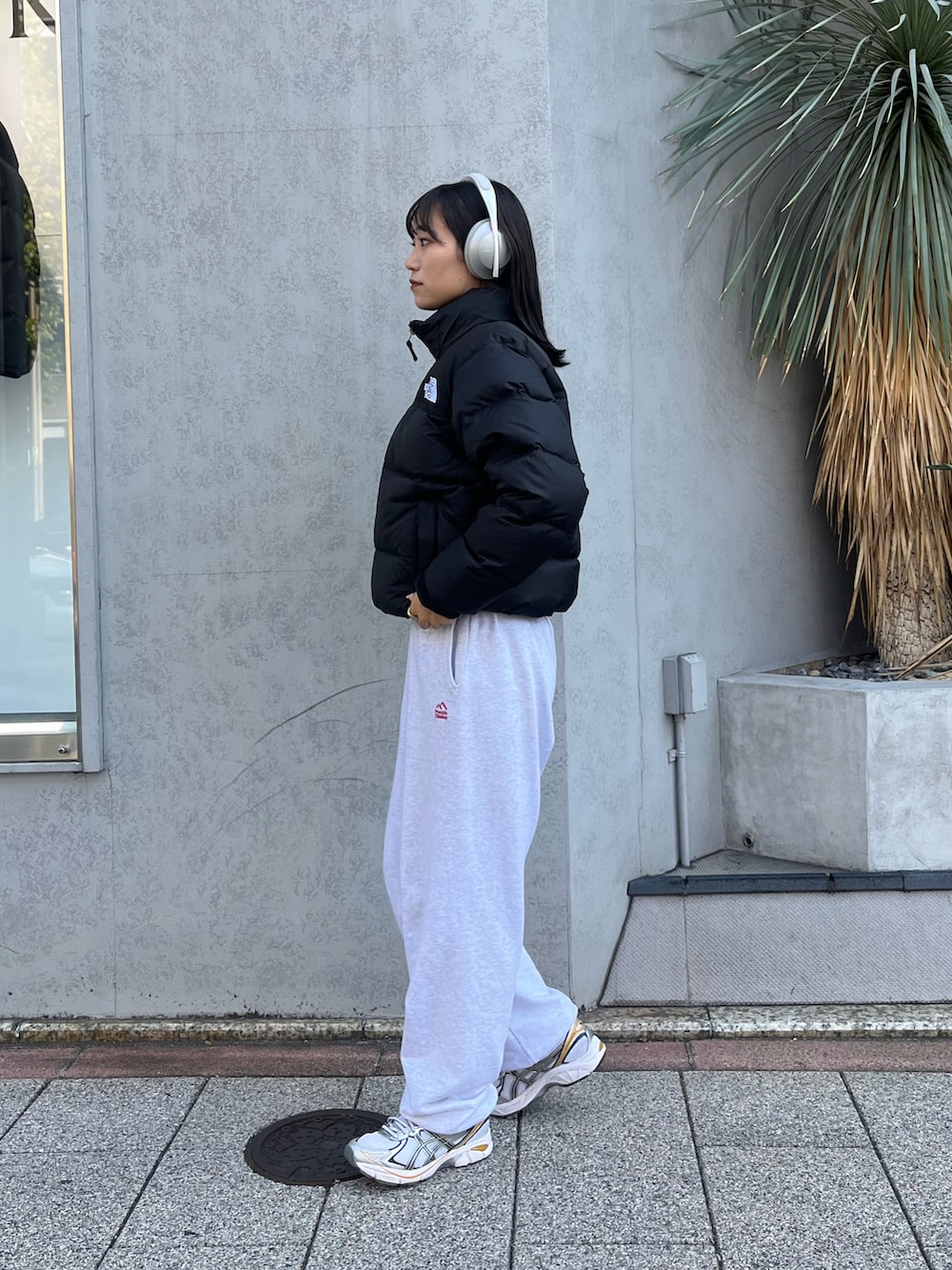 ブラック系のダウンジャケット/コート、グレー系のスウェットパンツ、シルバー系のスニーカーを着用したレディースの秋コーディネートの3枚目の写真