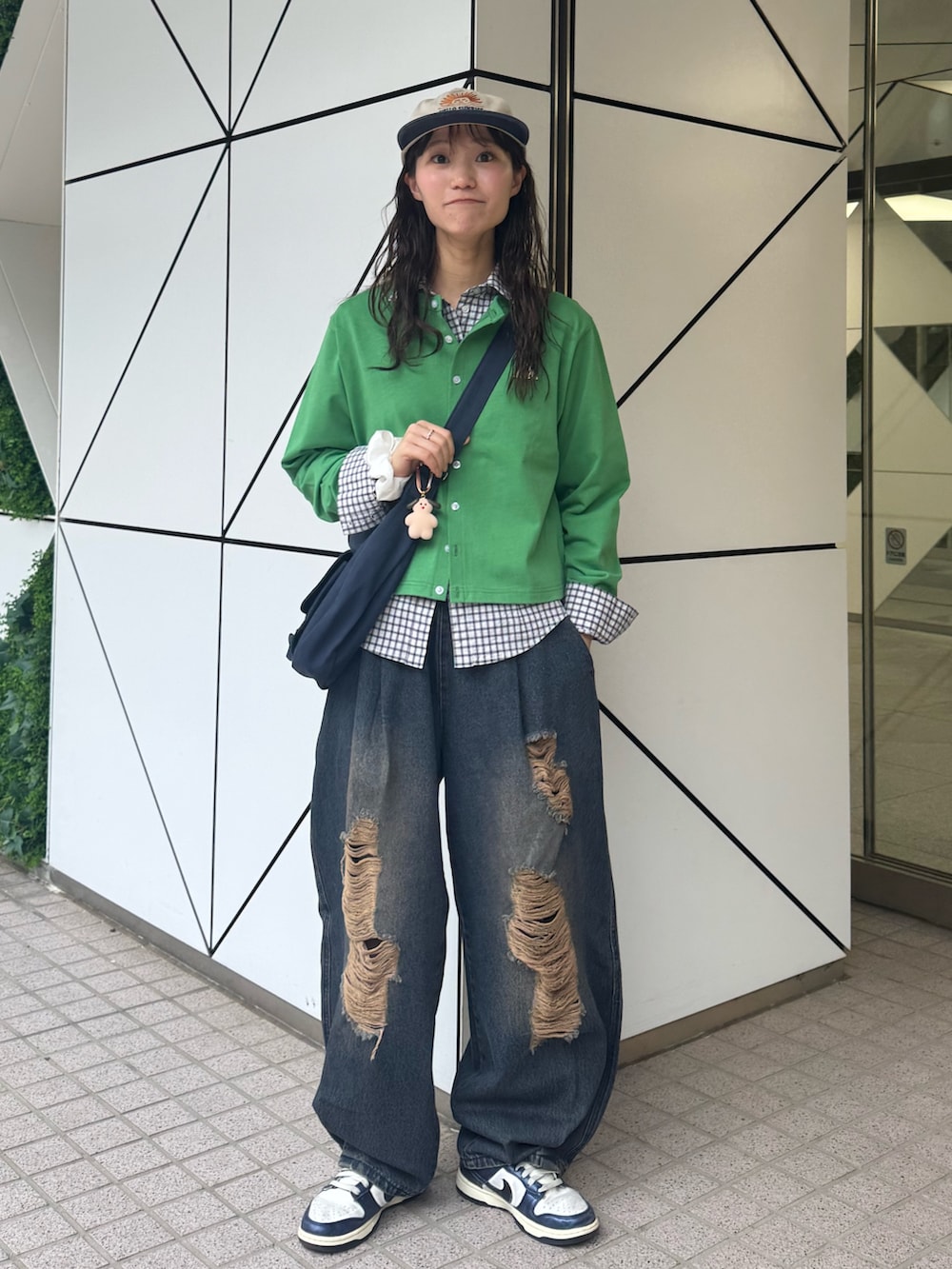 「プチプラ、春服コーデ、お出かけコーデ、カラーコーデ、カーディガン、カーディガンコーデ、レイヤードスタイル、韓国ファッション、ダメージデニムパンツ、デニム、緑、グリーン、春カラー、GEVACO、CIAOPANIC TYPY」｜「GEVACOの【GEVACO】クルーネックショートカーディガン（カーディガン/ボレロ、グリーン系）」を使った、てりおさん（レディース・162cm）の春コーディネートの2枚目の写真