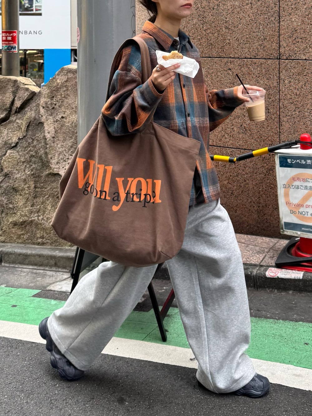 オレンジ系のシャツ/ブラウス、ブラウン系のトートバッグ、グレー系のその他パンツを着用したレディースの秋コーディネートの3枚目の写真