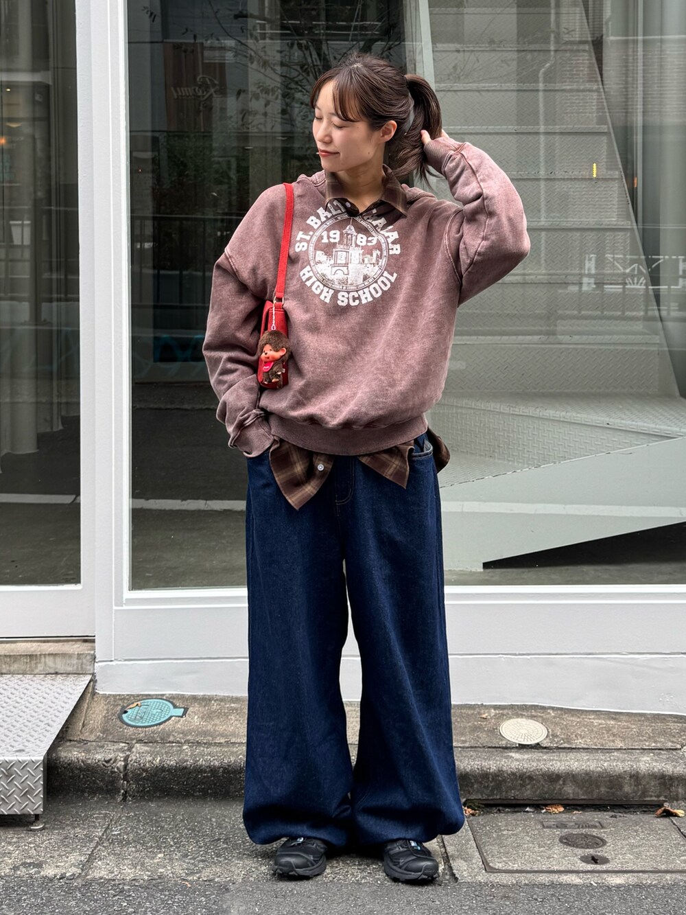 ブラウン系のシャツ/ブラウス、ブラウン系のパーカー、ブルー系のデニムパンツを着用したレディースの秋コーディネートの3枚目の写真