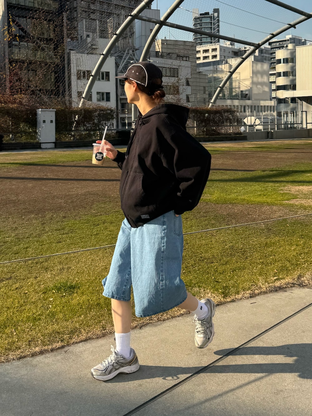 ブラック系のデニムジャケットを着用したレディースの冬コーディネートの2枚目の写真