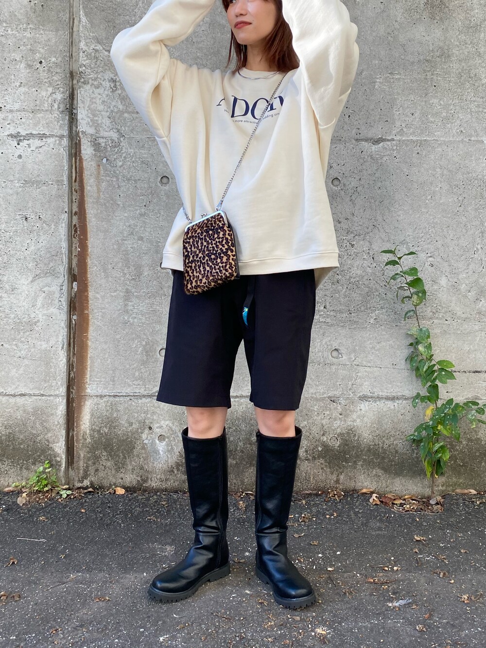 ホワイト系のスウェット、ブラック系のその他パンツ、ブラック系のショルダーバッグを着用したレディースの秋コーディネートの4枚目の写真