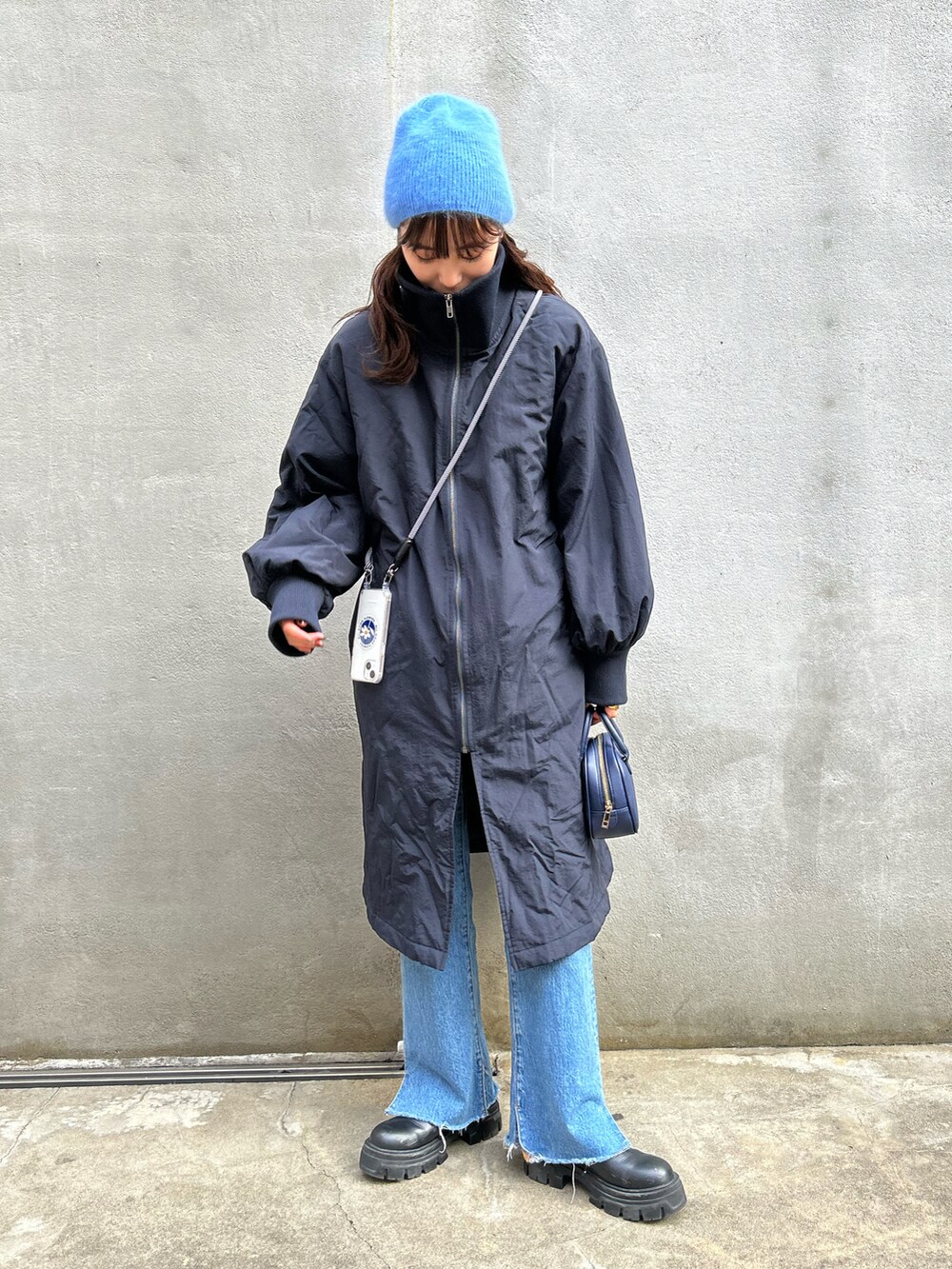 「私の推しブランド、シンプルスタイル、冬のコーデ、カラー×コーデ、あったかコーデ、ロングコート、ネイビー、ワントーンコーデ、ニット帽、フレアデニム、デニム、CIAOPANIC TYPY、スタンドカラー、トレンド、シンプルコーデ」｜「CIAOPANIC TYPYのスタンドカラーボリュームスリーブコート（ナイロンジャケット、ブルー系）」を使った、てりおさん（レディース・162cm）の冬コーディネートの2枚目の写真