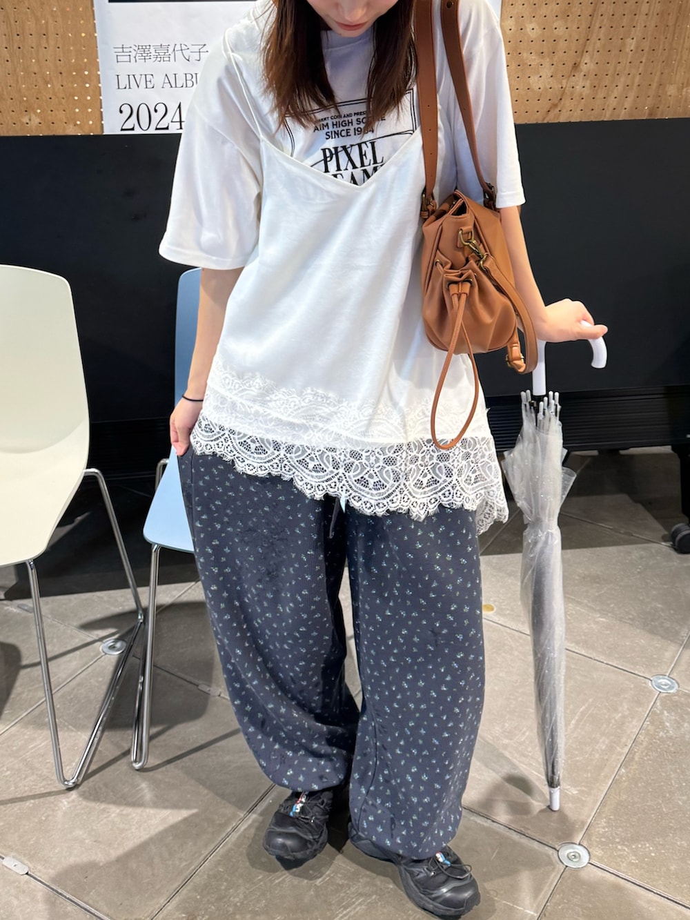 ホワイト系のチュニック、ホワイト系のTシャツ/カットソー、ブルー系のスウェットパンツを着用したレディースの夏コーディネートの2枚目の写真