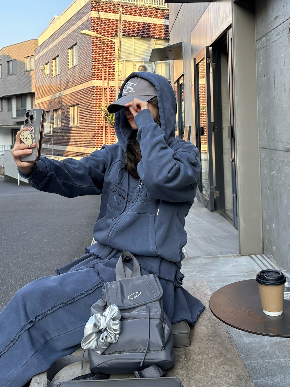 ブルー系のパーカー、ブルー系のその他パンツ、ブルー系のスカートを着用したレディースの冬コーディネートの2枚目の写真