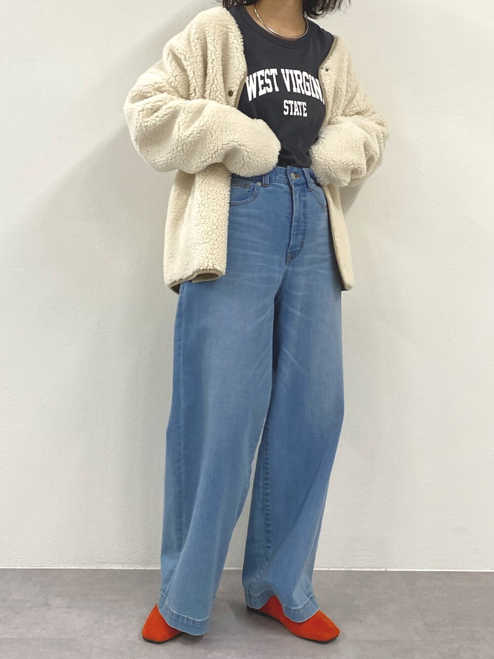 「オトナカジュアル、冬、カジュアル、プチプラ、あったかコーデ、シンプル、パンツコーデ、デニム、プチプラコーデ、ボアコート、ボアジャケット、ロゴT、CIAOPANIC TYPY」｜「CIAOPANIC TYPYの【ZOZOTOWN限定】ボアフリースパイピングノーカラーブルゾン（ブルゾン、ホワイト系）」を使った、てりおさん（レディース・162cm）の冬コーディネートの2枚目の写真