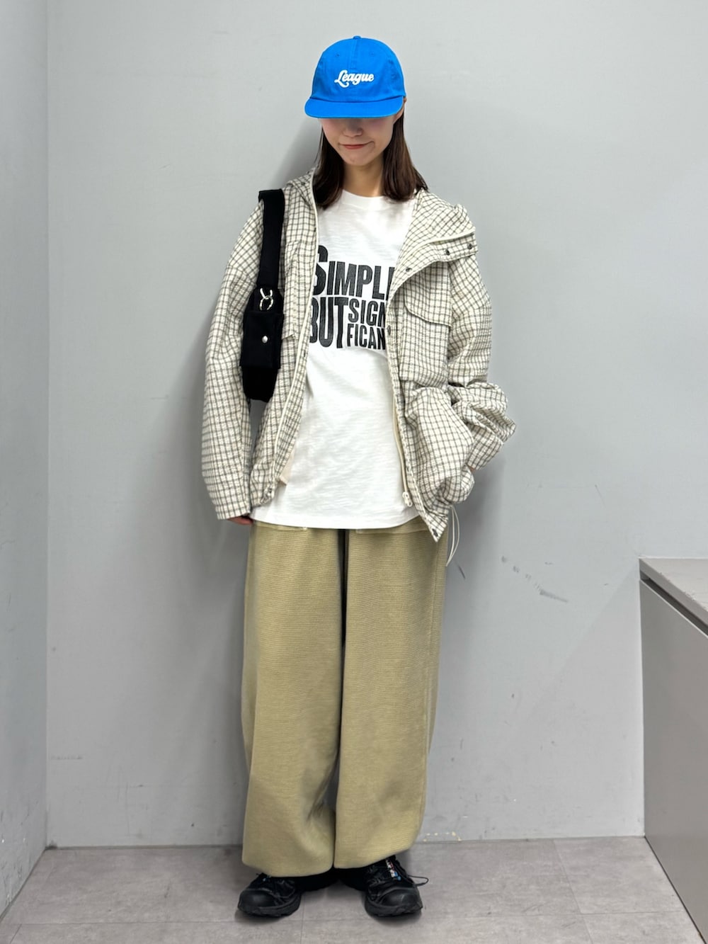 ホワイト系のパーカー、ホワイト系のTシャツ/カットソー、ベージュ系のスウェットパンツを着用したレディースの春コーディネートの2枚目の写真