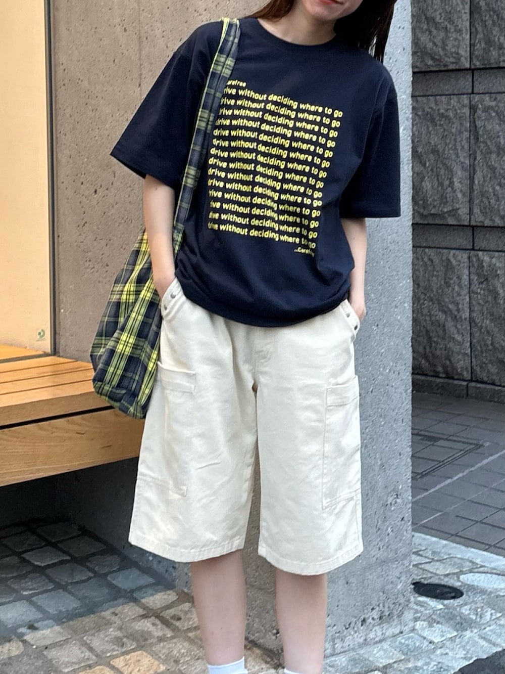 ブルー系のTシャツ/カットソー、ホワイト系のカーゴパンツ、イエロー系のショルダーバッグを着用したレディースの春コーディネートの2枚目の写真
