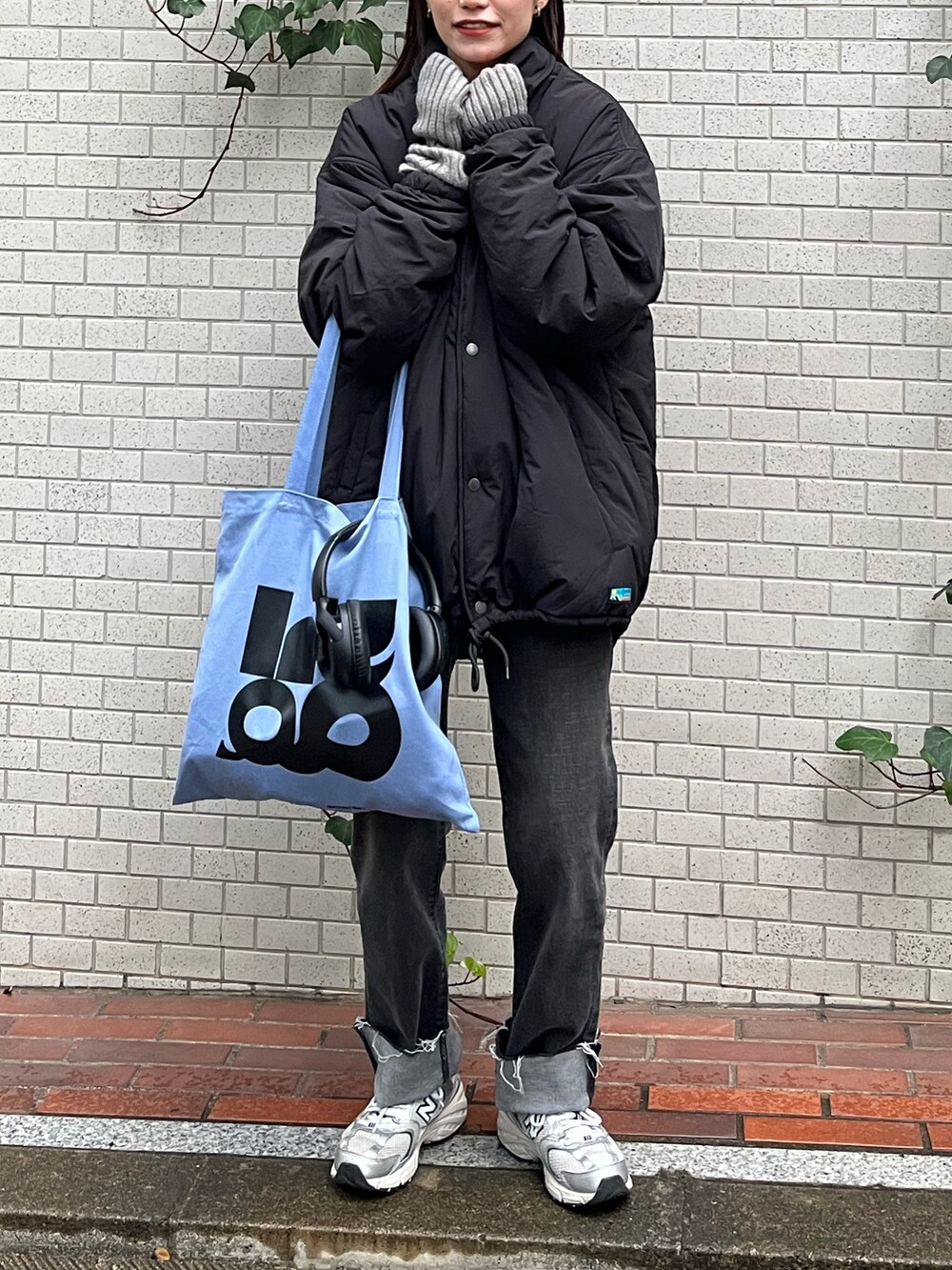 「休日スタイル、大人カジュアル、モノトーンコーデ、カジュアル、デニム、カジュアルコーデ、スニーカーコーデ、franklinclimbing、CIAOPANIC TYPY、コーチジャケット、ブラック、ブラックコーデ、ブラックデニム、New Balance、メンズライク」｜「Franklin Climbingの【Franklin Climbing】ナイロン中綿ビッグシルエットコーチジャケットブルゾン（ブルゾン、ブラック系）」を使った、てりおさん（レディース・162cm）の冬コーディネートの3枚目の写真
