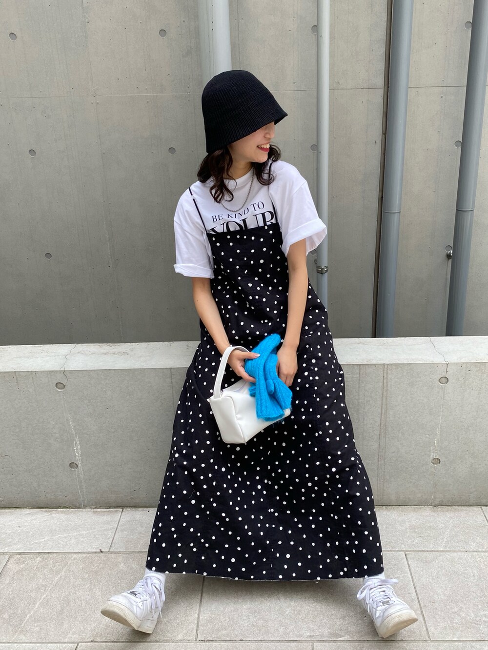 ホワイト系のTシャツ/カットソー、ブラック系のワンピース、ブラック系のショルダーバッグを着用したレディースの夏コーディネートの3枚目の写真