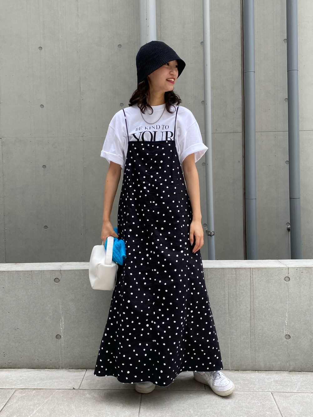 ホワイト系のTシャツ/カットソー、ブラック系のワンピース、ブラック系のショルダーバッグを着用したレディースの夏コーディネートの2枚目の写真