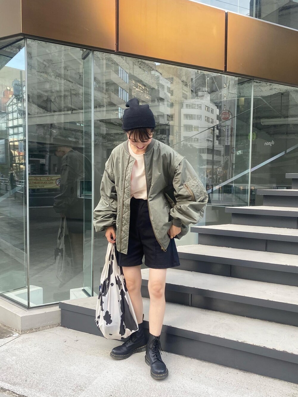 グリーン系のMA-1、ブラック系のその他パンツ、ホワイト系のトートバッグを着用したレディースの夏コーディネートの3枚目の写真