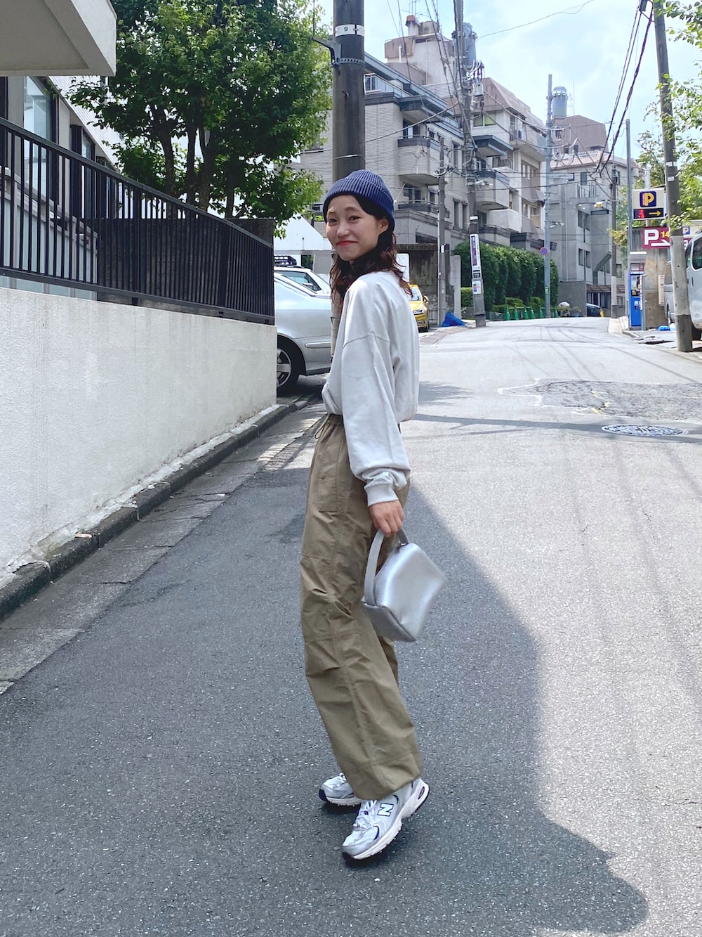 ベージュ系のTシャツ/カットソー、グリーン系のその他パンツを着用したレディースの夏コーディネートの2枚目の写真