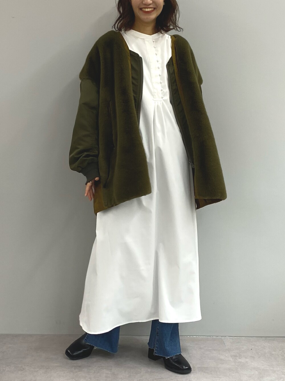 ホワイト系のワンピース、グリーン系のその他アウターを着用したレディースの冬コーディネートの3枚目の写真