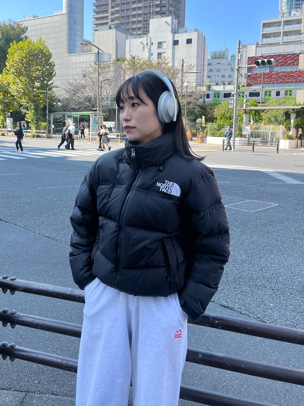 ブラック系のダウンジャケット/コート、グレー系のスウェットパンツ、シルバー系のスニーカーを着用したレディースの秋コーディネートの2枚目の写真