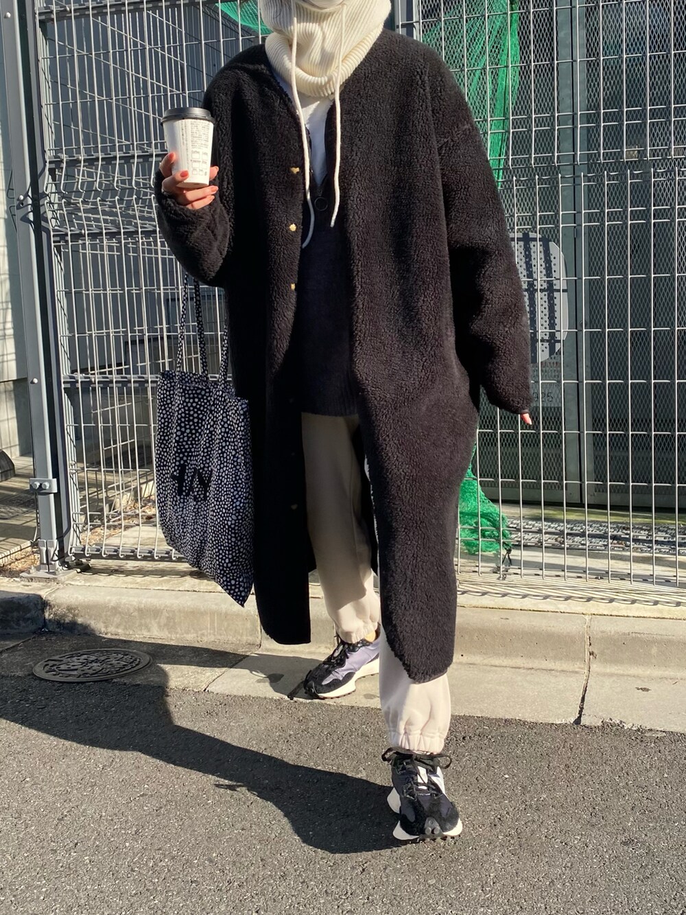 「オトナカジュアル、冬、オトナ女子、カジュアル、プチプラ、あったかコーデ、シンプル、ブラックコーデ、プチプラコーデ、ブラック、ボア、ロングコート、ノーカラーコート、バラクラバ、CIAOPANIC TYPY」｜「CIAOPANIC TYPYの【ZOZOTOWN限定】ボアフリースパイピングノーカラーロングコート（ノーカラーコート、ブラウン系）」を使った、てりおさん（レディース・162cm）の冬コーディネートの2枚目の写真