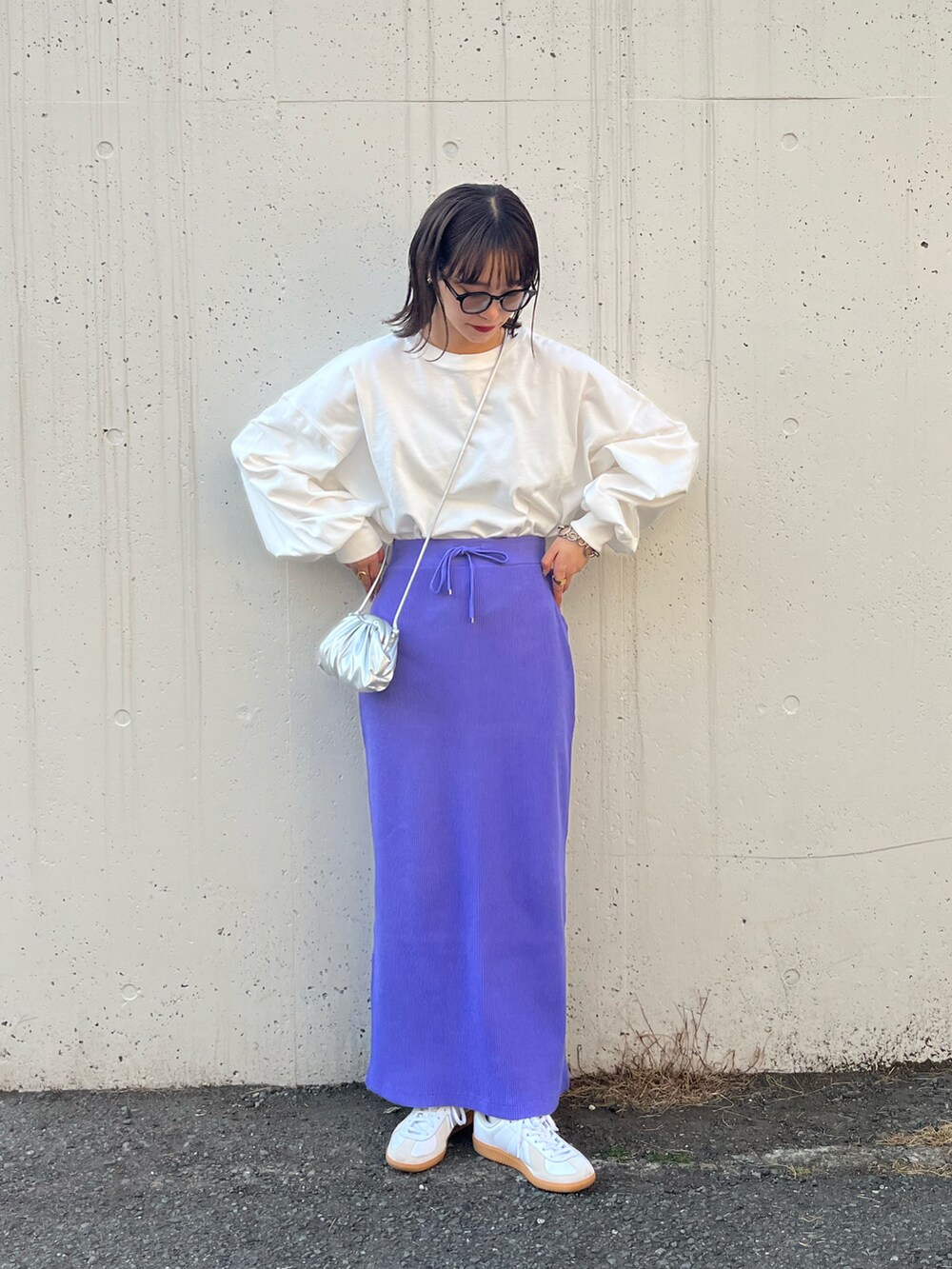 パープル系のスカート、ホワイト系のTシャツ/カットソーを着用したレディースの春コーディネートの2枚目の写真