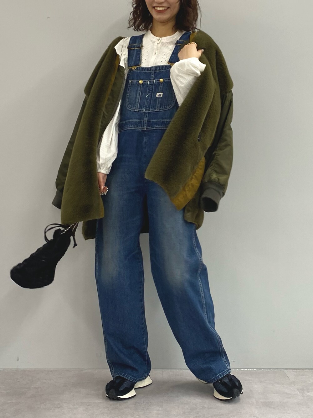 「オトナカジュアル、オトナ女子、冬、カジュアル、あったかコーデ、大人女子、デニム、ミニバッグ、オーバーオール、ファー、ファーコート、ブラウス、カーキ、CIAOPANIC TYPY、MA-1」｜「CIAOPANIC TYPYの【etsinta/エシンタ】ファー切替ハーフコート（その他アウター、グリーン系）」を使った、てりおさん（レディース・162cm）の冬コーディネートの2枚目の写真