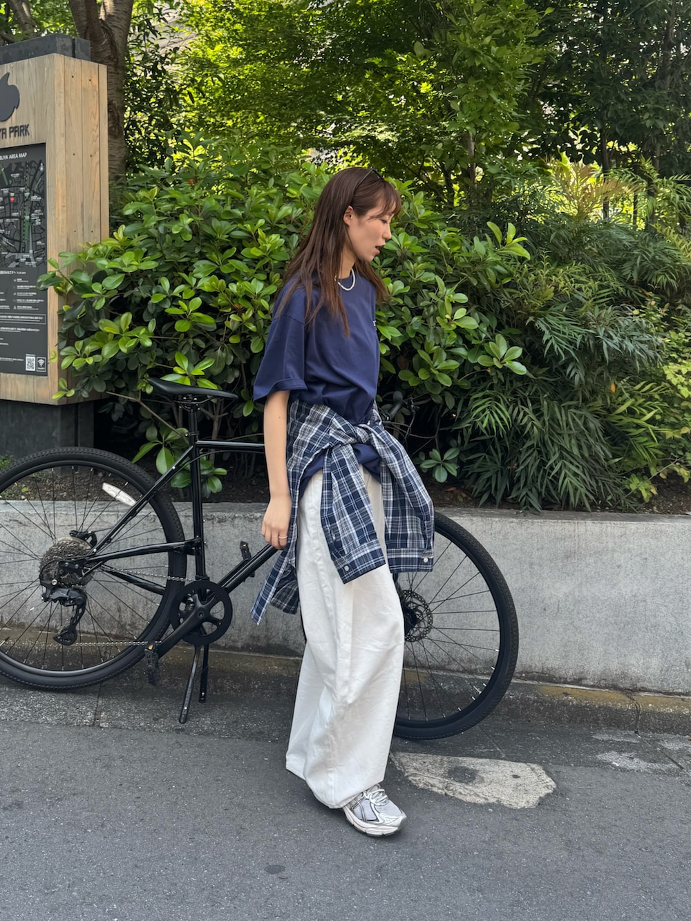 「サングラス、春夏コーデ、シンプルスタイル、メンズライク、Tシャツ×デニム、ワイドパンツ、ネイビー×ホワイト、デニムパンツ、ホワイトデニム、ロゴT、腰巻きスタイル、夏コーデ、Tシャツ、CIAOPANICTYPY」｜「SEADAMの【SEADAM】〈UNISEX〉ロゴ刺繍ワンポイントTEE（Tシャツ/カットソー、ブルー系）」を使った、てりおさん（レディース・162cm）の春コーディネートの3枚目の写真