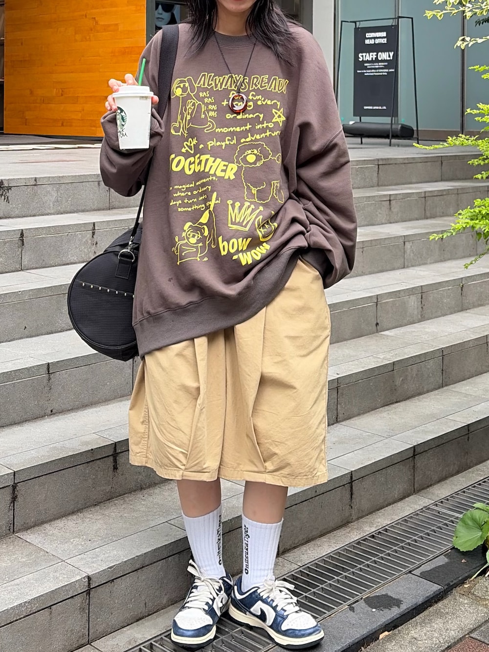 グレー系のスウェット、ベージュ系のその他パンツ、グレー系のボストンバッグを着用したレディースの秋コーディネートの2枚目の写真