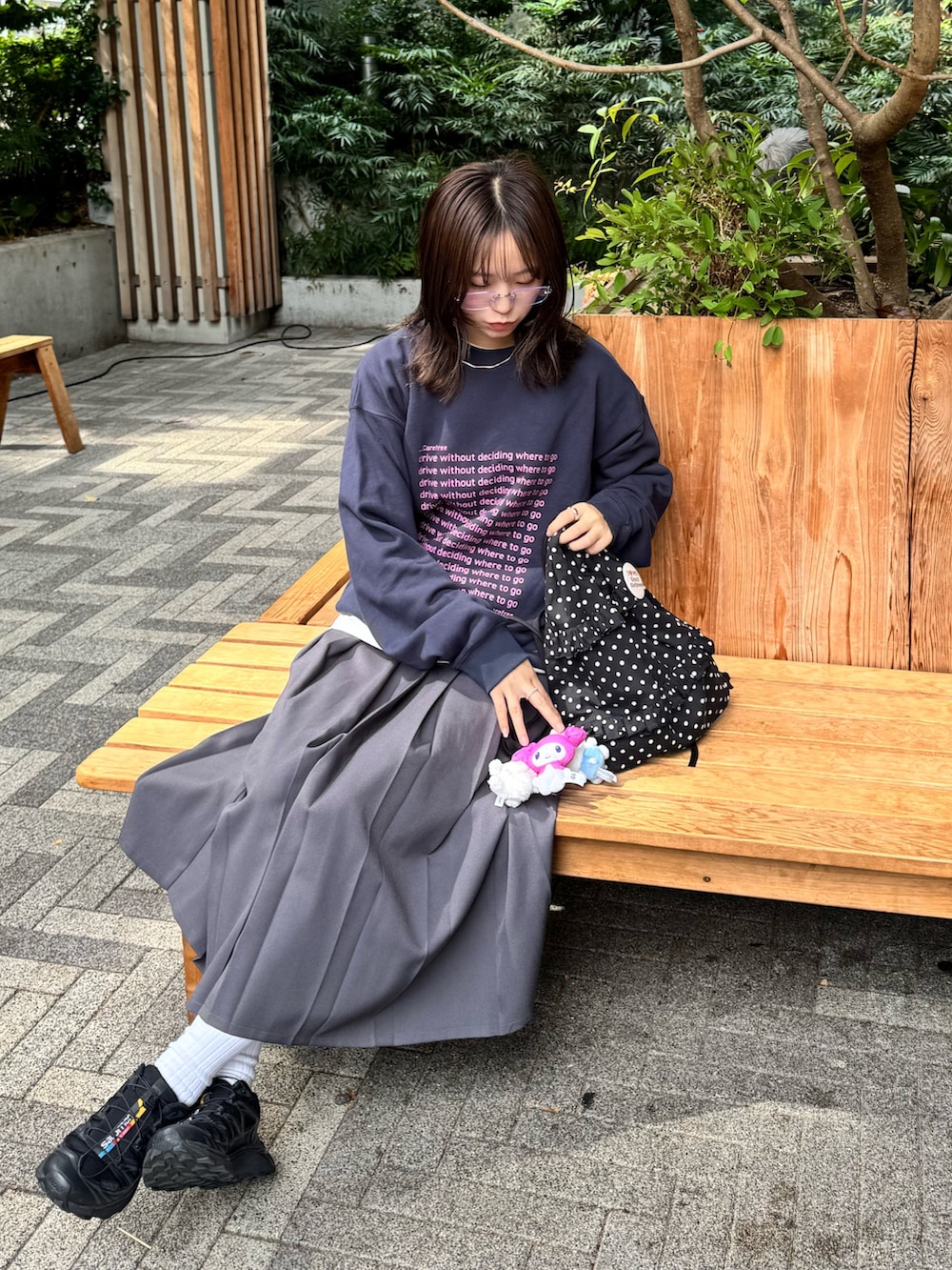 ブルー系のスウェットを着用したレディースの秋コーディネートの2枚目の写真