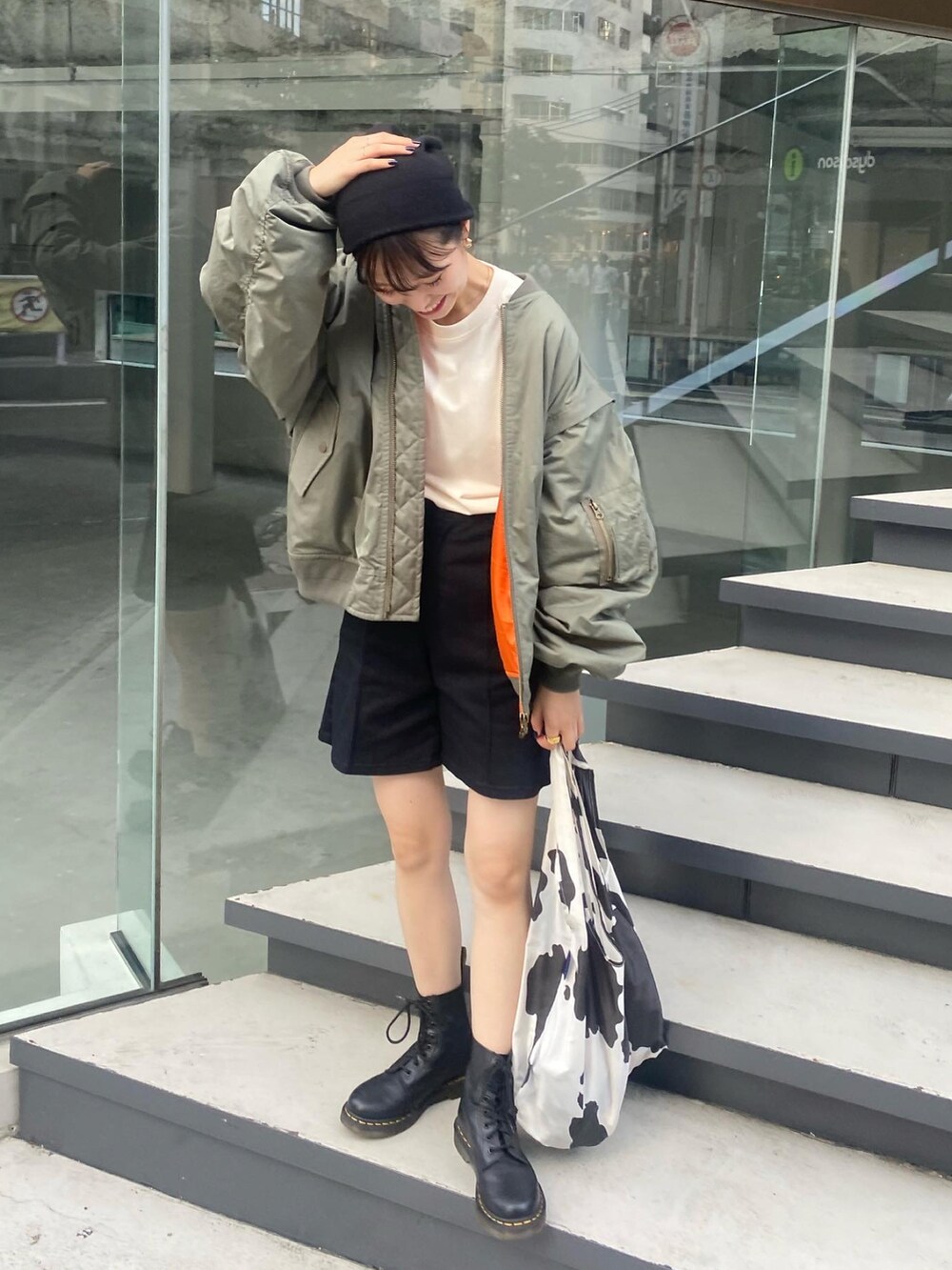 グリーン系のMA-1、ブラック系のその他パンツ、ホワイト系のトートバッグを着用したレディースの夏コーディネートの4枚目の写真