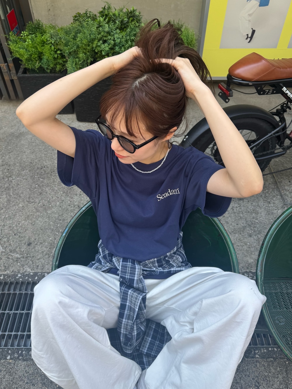 「サングラス、春夏コーデ、シンプルスタイル、メンズライク、Tシャツ×デニム、ワイドパンツ、ネイビー×ホワイト、デニムパンツ、ホワイトデニム、ロゴT、腰巻きスタイル、夏コーデ、Tシャツ、CIAOPANICTYPY」｜「SEADAMの【SEADAM】〈UNISEX〉ロゴ刺繍ワンポイントTEE（Tシャツ/カットソー、ブルー系）」を使った、てりおさん（レディース・162cm）の春コーディネートの2枚目の写真