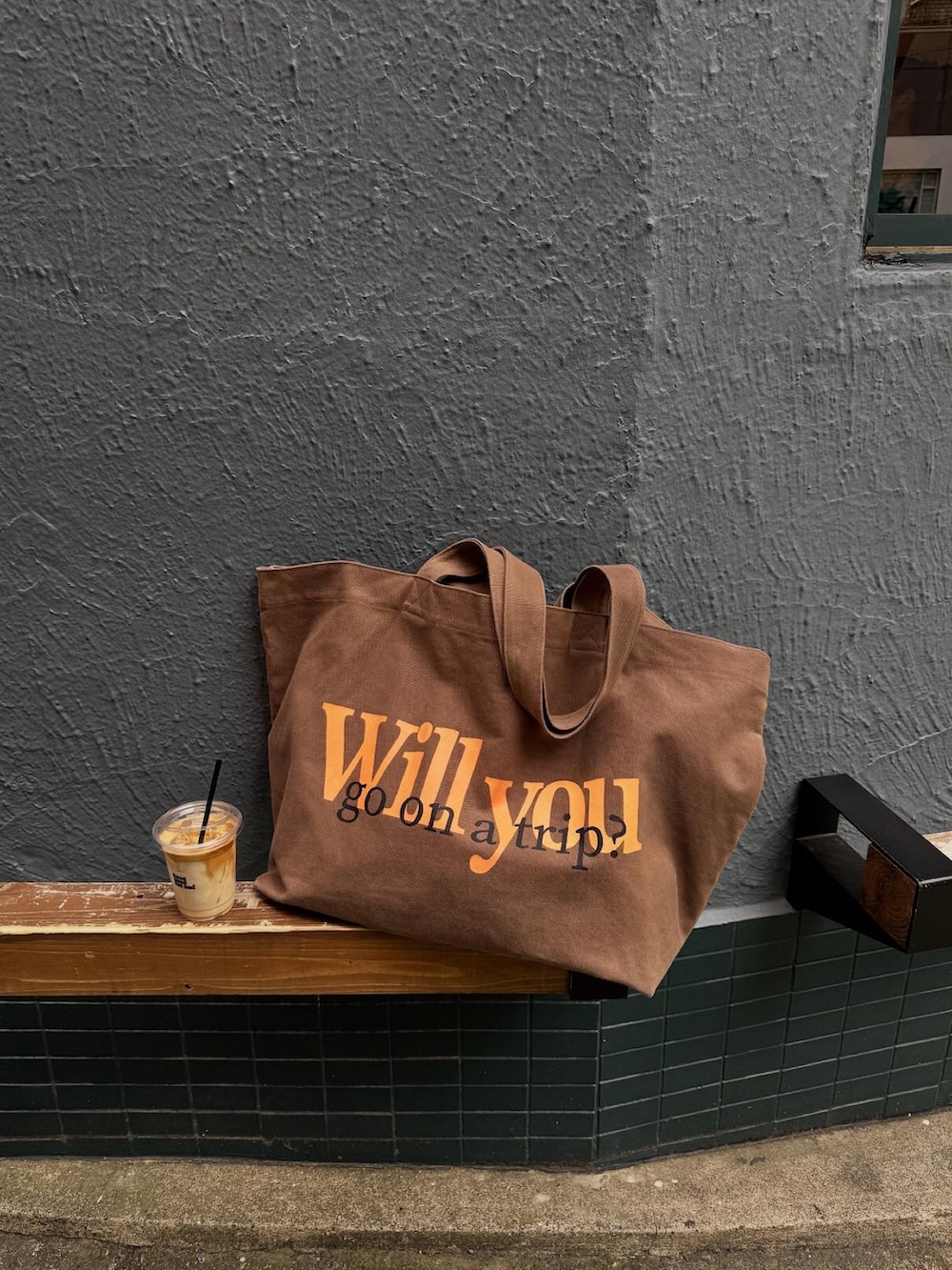 オレンジ系のシャツ/ブラウス、ブラウン系のトートバッグ、グレー系のその他パンツを着用したレディースの秋コーディネートの2枚目の写真