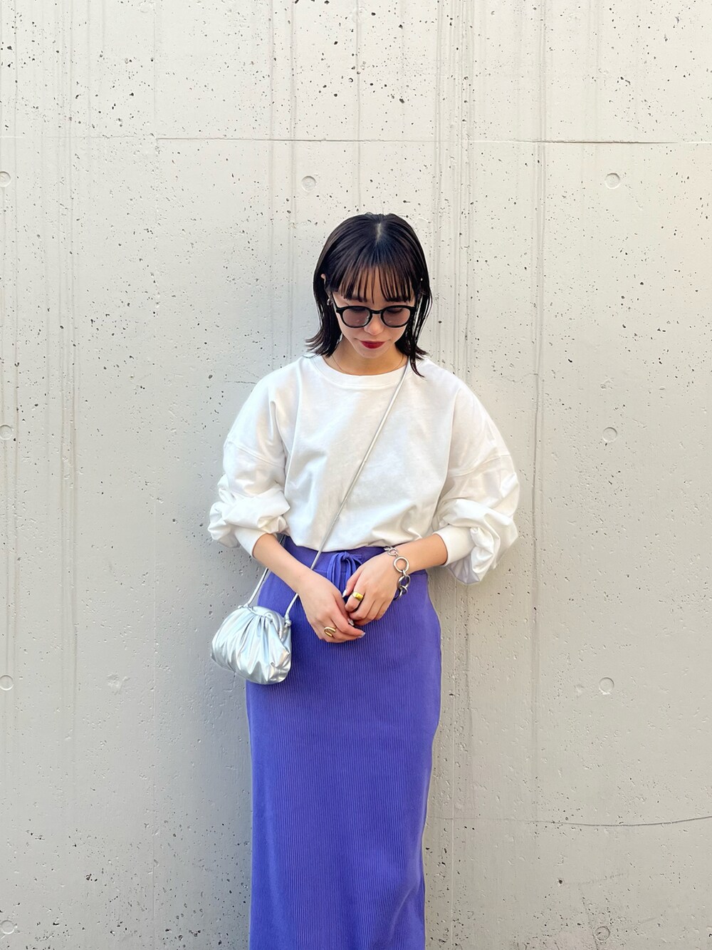 パープル系のスカート、ホワイト系のTシャツ/カットソーを着用したレディースの春コーディネートの4枚目の写真