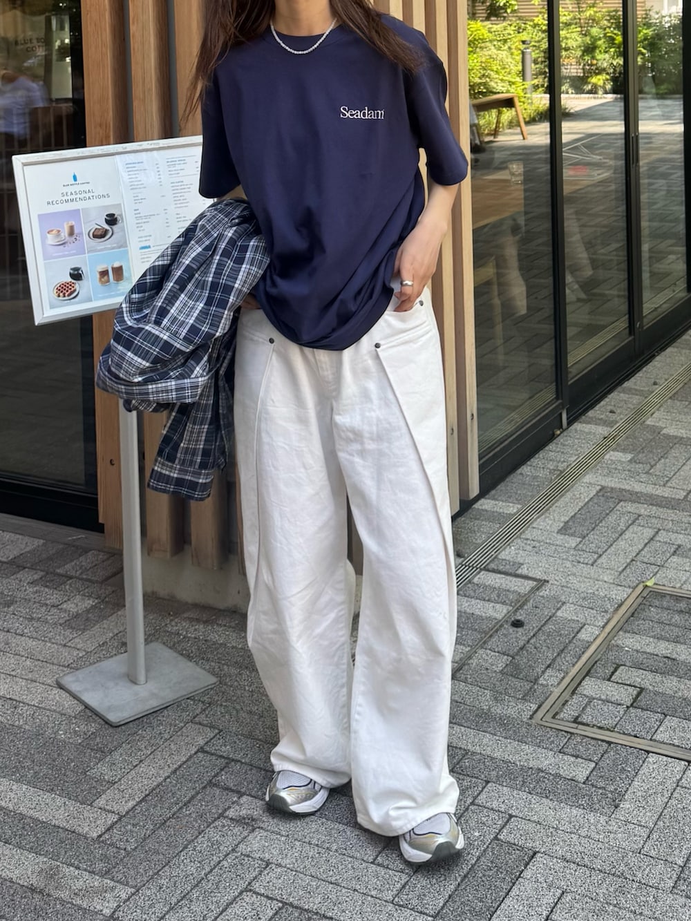 「サングラス、春夏コーデ、シンプルスタイル、メンズライク、Tシャツ×デニム、ワイドパンツ、ネイビー×ホワイト、デニムパンツ、ホワイトデニム、ロゴT、腰巻きスタイル、夏コーデ、Tシャツ、CIAOPANICTYPY」｜「SEADAMの【SEADAM】〈UNISEX〉ロゴ刺繍ワンポイントTEE（Tシャツ/カットソー、ブルー系）」を使った、てりおさん（レディース・162cm）の春コーディネートの4枚目の写真