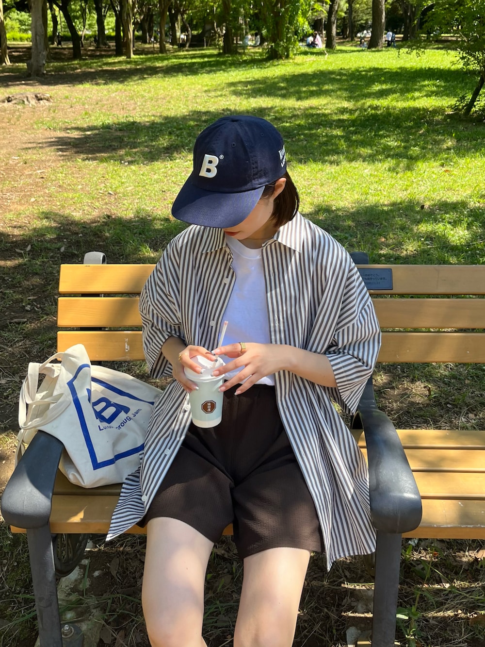 「休日スタイル、ストライプ、ブラウンコーデ、シャツスタイル、シャツ、ハーフパンツ、ショートパンツ、clarks、キャップ、CIAOPANIC TYPY、メンズライク、このスタイルがお気に入り、ストライプシャツ、お出かけコーデ」｜「CIAOPANIC TYPYの【新色追加！】ブロードビッグ半袖シャツ（シャツ/ブラウス、ホワイト系）」を使った、てりおさん（レディース・162cm）の春コーディネートの3枚目の写真
