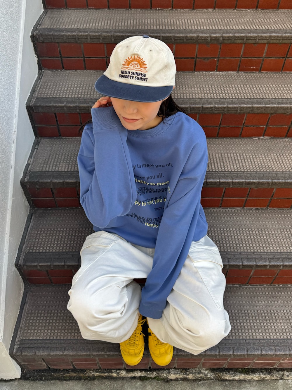 ブルー系のスウェット、ホワイト系のその他パンツ、イエロー系のシューズを着用したレディースの冬コーディネートの3枚目の写真