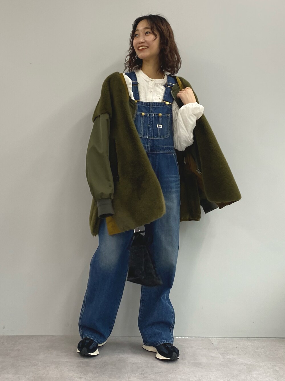「オトナカジュアル、オトナ女子、冬、カジュアル、あったかコーデ、大人女子、デニム、ミニバッグ、オーバーオール、ファー、ファーコート、ブラウス、カーキ、CIAOPANIC TYPY、MA-1」｜「CIAOPANIC TYPYの【etsinta/エシンタ】ファー切替ハーフコート（その他アウター、グリーン系）」を使った、てりおさん（レディース・162cm）の冬コーディネートの3枚目の写真