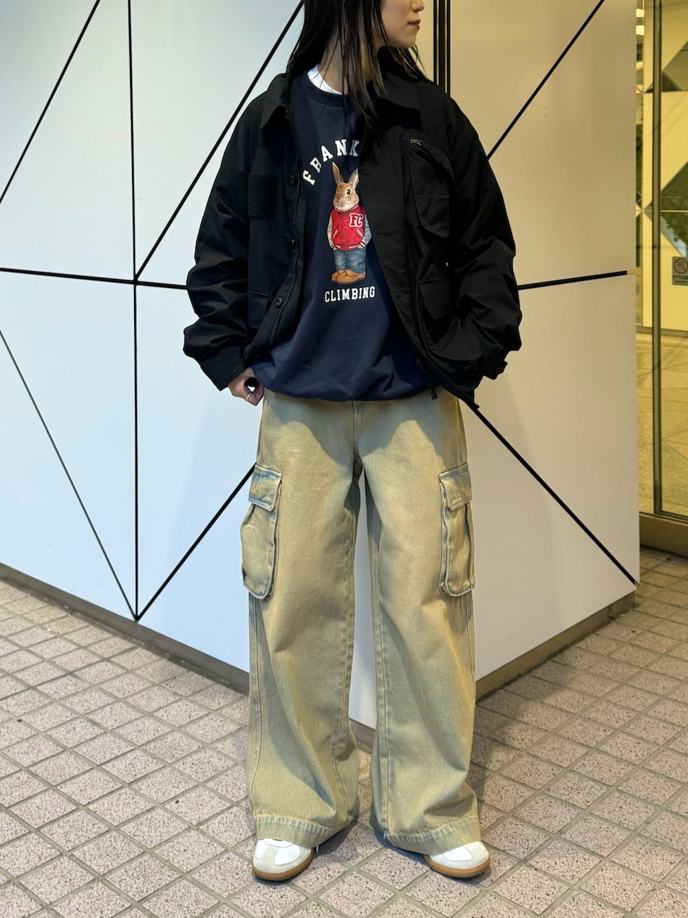 ブラック系のブルゾン、ブルー系のスウェットを着用したレディースの秋コーディネートの2枚目の写真
