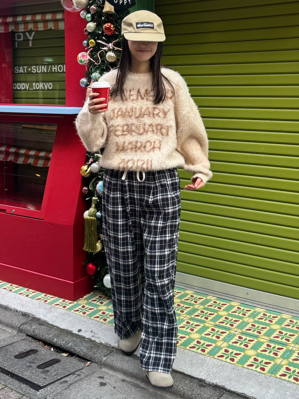 ベージュ系のニット/セーター、ブラック系のその他パンツ、ベージュ系のシューズを着用したレディースの冬コーディネートの2枚目の写真