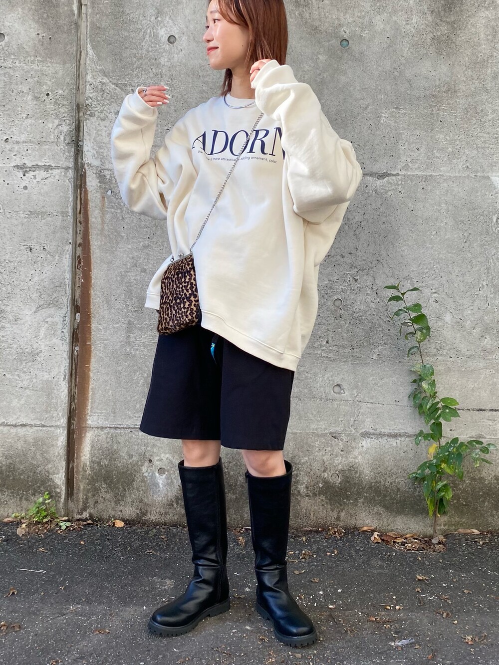 ホワイト系のスウェット、ブラック系のその他パンツ、ブラック系のショルダーバッグを着用したレディースの秋コーディネートの3枚目の写真