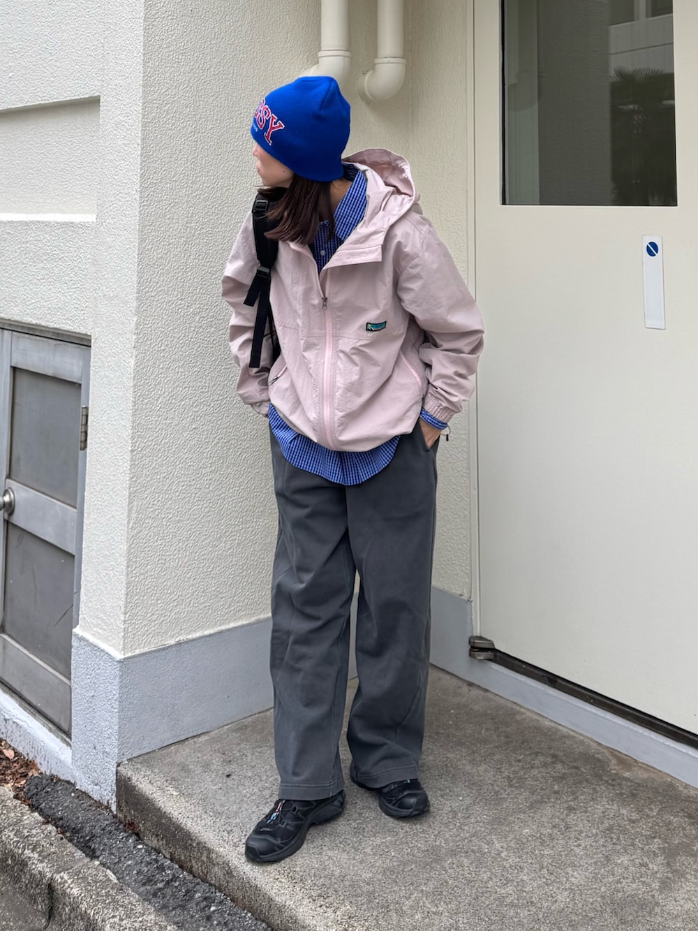 ピンク系のマウンテンパーカー、ブルー系のシャツ/ブラウス、グレー系のその他パンツを着用したレディースの冬コーディネートの2枚目の写真