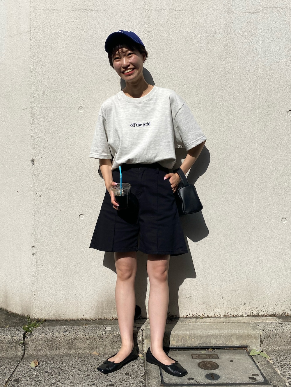 ホワイト系のTシャツ/カットソー、ブラック系のその他パンツ、ブラック系のショルダーバッグを着用したレディースの春コーディネートの2枚目の写真