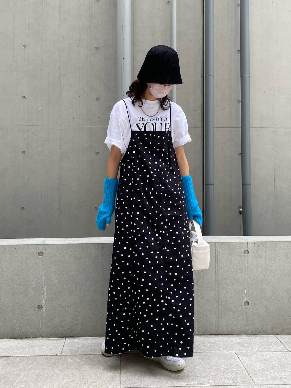 ホワイト系のTシャツ/カットソー、ブラック系のワンピース、ブラック系のショルダーバッグを着用したレディースの夏コーディネートの4枚目の写真