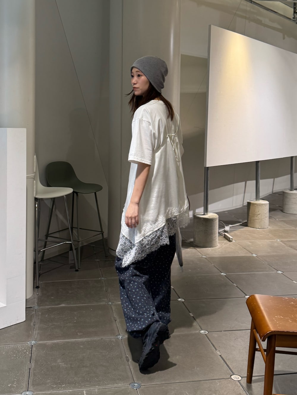 ホワイト系のチュニック、ホワイト系のTシャツ/カットソー、ブルー系のスウェットパンツを着用したレディースの夏コーディネートの3枚目の写真